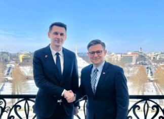 Președintele Senatului, Mircea Abrudean, a avut o întâlnire cu Mike Johnson, liderul Camerei Reprezentanților din SUA, discutând despre sprijinul american pentru România și subliniind importanța Parteneriatului Strategic în domeniul securității și economiei.