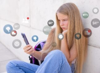 Salvați Copiii România cere interzicerea accesului la rețele sociale pentru copiii sub 13 ani și măsuri stricte pentru protecția minorilor în mediul online.