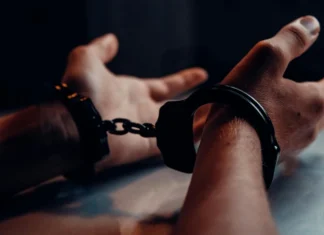 Procurorii au dispus arestarea unui bărbat pentru vânzarea ilegală de arme provenite din Turcia, în Dâmbovița.