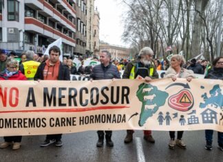 Aproximativ 1.500 de fermieri spanioli protestează în Madrid împotriva acordului comercial UE-Mercosur și a tăierii fondurilor PAC, solicitând condiții juste.