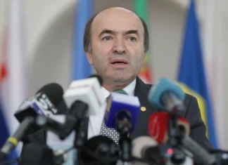 Fostul judecător al CCR, Tudorel Toader, sugerează o decizie a Curții Constituționale pe tema pensiilor magistraților, evidențiind tensiunile dintre politică și societatea civilă.