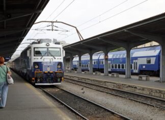 Un vagon al trenului IR 401 a deraiat în Gara de Nord, provocând întârzieri; circulația a fost reluată după recuperarea vagonului.