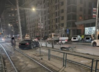 Linia 41 de tramvai este oprită la Pasajul Grant din cauza unui BMW blocat pe șine, iar călătorii sunt redirecționați către linia navetă 641.