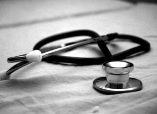 Medicul cardiolog Ovidiu Mitu, acuzat de luare de mită de la doi pacienți, trimis în judecată împreună cu aceștia pentru dare de mită