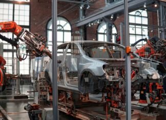 Industria auto și IT, afectate de concedieri și scăderi ale vânzărilor; ministrul Economiei subliniază riscurile instabilității economice