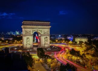 Un bărbat înarmat cu un cuțit a fost împușcat de jandarmi la Arcul de Triumf din Paris, după ce a amenințat autoritățile.