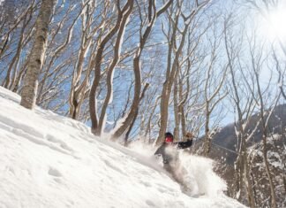 O adolescentă de 17 ani din Gura Humorului a suferit răni severe pe pârtia de schi din Cârlibaba și a fost transferată cu elicopterul SMURD la Iași.