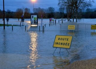 Franța se confruntă cu niveluri record de umiditate, generând inundații severe. Autoritățile au instituit coduri roșii și portocalii pentru mai multe regiuni.