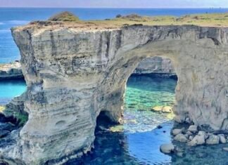 „Arcul iubirii” din Puglia, Italia, s-a prăbușit de Ziua Îndrăgostiților din cauza vremii extreme, impactând turismul local.