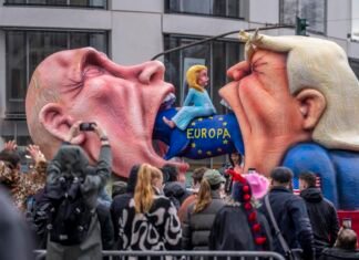 Carnavalul Rosenmontag din Germania: Transformarea liderilor mondiali în personaje satirice, cu alegorii inspirate de Vladimir Putin, Donald Trump și Jeffrey Epstein, la centrul paradei tradiționale.