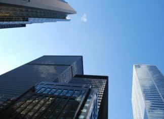 Investitorii români stimulează piața imobiliară locală în 2025, contribuind cu aproximativ 30% din tranzacții.