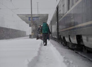 20 de trenuri suspendate din cauza vremii: întârzieri de până la cinci ore pe ruta București
