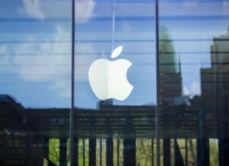 Apple dezvoltă ochelari inteligenți, căști cu camere video și un pandantiv AI, toate conectate la iPhone și integrate cu Siri.