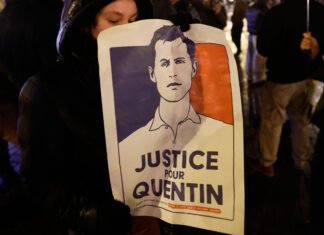 „Unsprezece persoane, printre care și colaboratori ai deputatului LFI, au fost reținute în cazul morții militantului naționalist Quentin Deranque, generând tensiuni politice”