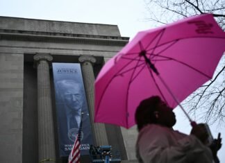 Donald Trump a expus un banner cu mesajul „Make America Safe Again” la sediul Departamentului de Justiție.