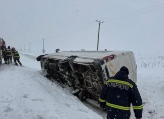 Autoritățile din Giurgiu au activat planul roșu de intervenție după răsturnarea unui microbuz cu 16 pasageri pe DN5