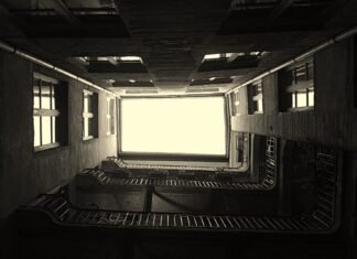 Vântul puternic a devastat acoperișul unui bloc din Bistrița, aruncându-l peste mașinile din parcare.