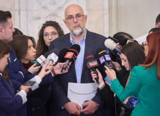Kelemen Hunor, președintele UDMR, cere reformarea serviciilor de informații din România și evidențiază absența controlului parlamentar asupra lor.