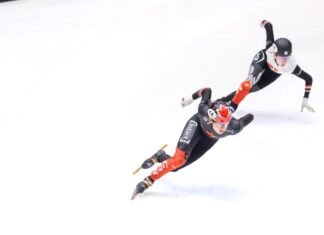 Kamila Sellier, patinatoarea poloneză, rănită la față de lama unei alte concurente în sferturile de finală la 1500 m short-track, evacuată pe targă.