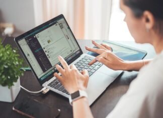 Kathryn Shiber, fost analist la Centerview Partners, a intentat un proces împotriva companiei pentru discriminare bazată pe dizabilitate, după concedierea sa din 2020.