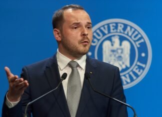 Alexandru Rogobete a convocat o întâlnire de urgență cu spitalele de urgență din București, în contextul unei situații critice legate de o aeronavă care se pregătește să aterizeze pe Aeroportul Henri Coandă, după activarea unui senzor de presurizare.