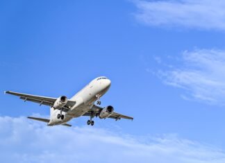 Avionul HiSky cu 186 de pasageri a aterizat în siguranță la Otopeni; Autoritățile au implementat un plan de intervenție preventivă, fără a raporta probleme la bord.