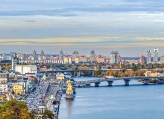 IA contribuie la răspândirea dezinformării despre războiul din Ucraina prin crearea de imagini false și manipularea chatboților, influențând percepția publicului.