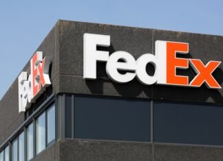 FedEx a dat în judecată administrația Trump pentru recuperarea tarifelor plătite, declarate ilegale de Curtea Supremă.