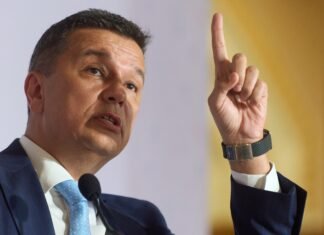 Președintele PSD, Sorin Grindeanu, va iniția un vot intern pentru a determina viitorul coaliției cu USR și păstrarea lui Ilie Bolojan în funcția de premier.