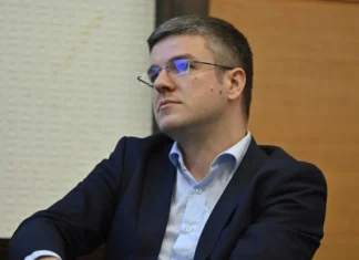 Ministrul Economiei, Irineu Darău, l-a desemnat pe Viorel Caragea, fost comandant al IPJ Gorj, administrator special al fabricii de armament UM Sadu, evidențiind experiența sa profesională.