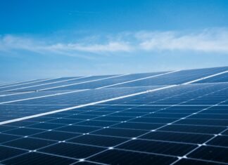 CNAB a inițiat licitația pentru un parc fotovoltaic de 20 MW la Aeroportul Otopeni, evaluat la peste 135 milioane lei, pentru a promova autoconsumul sustenabil.