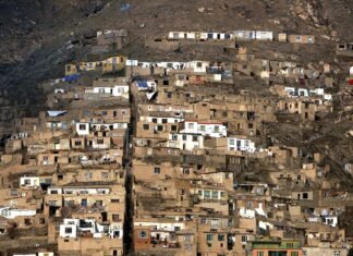 Talibanii afgani atacă forțele pakistaneze în replică la bombardamentele recente, anunțând captura a 15 avanposturi militare.