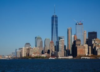 Turnul 2 al World Trade Center, înalt de 374 metri, va fi sediul American Express și va începe construcția în primăvară, generând peste 3.200 de locuri de muncă.
