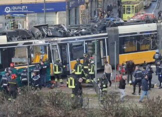 Un tramvai s-a răsturnat la Milano, provocând moartea unui bărbat de 60 de ani și rănirea a peste 20 de persoane. Cauzele accidentului rămân necunoscute.