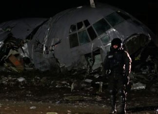 Cel puțin 15 persoane și-au pierdut viața în urma prăbușirii unui avion militar, încărcat cu bani, lângă capitala Boliviei.