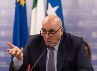 Ministrul italian al Apărării, Guido Crosetto, blocat în Dubai din cauza suspendării zborurilor.