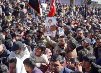 Zeci de bărbați au pătruns forțat în Consulatul SUA din Karachi, Pakistan, pe fondul tensiunilor în Orientul Mijlociu