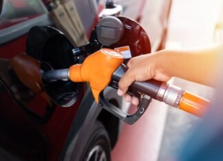 Bogdan Ivan, ministrul Energiei, respinge scenariul prețului carburanților de 10 lei, subliniind că statul dispune de rezerve suficiente și supraveghează piața.