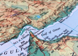 Fostul președinte Traian Băsescu atrage atenția asupra impactului blocării Strâmtorii Ormuz asupra prețurilor la petrol și combustibili.