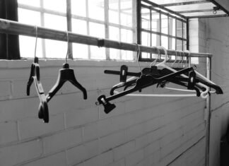 Magazinele din Dubai și alte centre comerciale din Orientul Mijlociu sunt fie închise, fie operează cu personal redus din cauza conflictului în expansiune, influențând piața de lux.