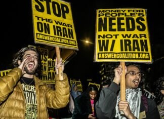 Zeci de mii de protestatari în SUA contestă operațiunea militară americano-israeliană din Iran, solicitând încetarea războiului.