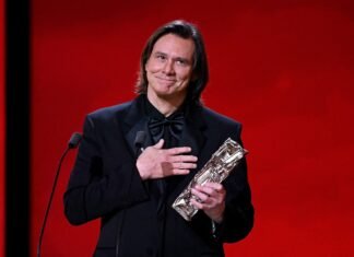 Jim Carrey a stârnit controverse la Premiile César din cauza schimbărilor în aspectul său, generând teorii despre o posibilă înlocuire cu o sosie sau un android.
