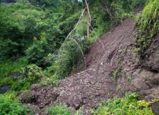 Șapte locuințe din Slatina evacuate din cauza unei alunecări de teren; construcțiile au fost realizate fără autorizații.