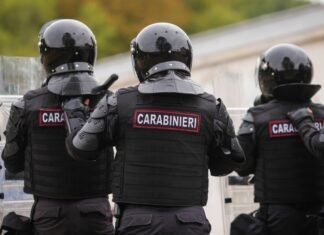 Trei români din Italia, acuzați de exploatarea muncitorilor moldoveni, inclusiv a minorilor.