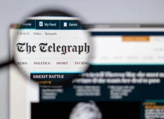 Axel Springer achiziționează grupul Telegraph, inclusiv Daily Telegraph, pentru 575 de milioane de lire, asigurând independența editorială și expansiunea internațională.