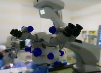 Un chirurg din Londra a realizat prima operație robotică la distanță din Marea Britanie, îndepărtând prostata unui pacient din Gibraltar, aflat la 2.400 km distanță.