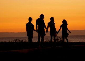 Adolescenții consideră că femeile și bărbații ar trebui să împartă responsabilitățile familiale în mod egal.