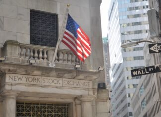 Conflictul din Orientul Mijlociu duce la scăderi pe Wall Street, în timp ce prețul țițeiului WTI depășește 100 de dolari pe baril, intensificând temerile de stagflație.