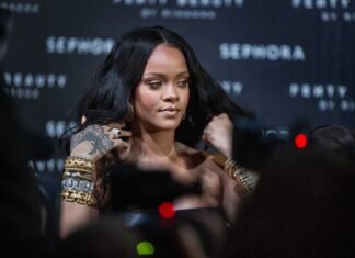 O femeie din Florida a fost arestată pentru tentativă de omor după ce a tras focuri de armă asupra locuinței Rihannei din Los Angeles.