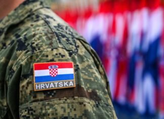 Zeci de tineri s-au alăturat centrelor de recrutare din Croația, după reintroducerea stagiului militar obligatoriu, în contextul tensiunilor regionale și al războiului din Ucraina.